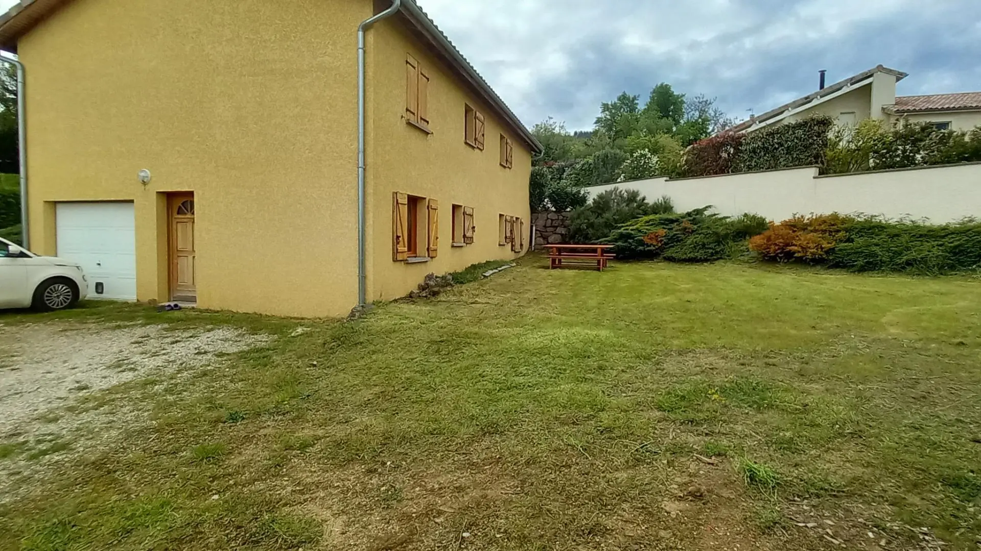 Le gîte au rez-de-chaussée de cette maison avec jardin attenant et privatif.