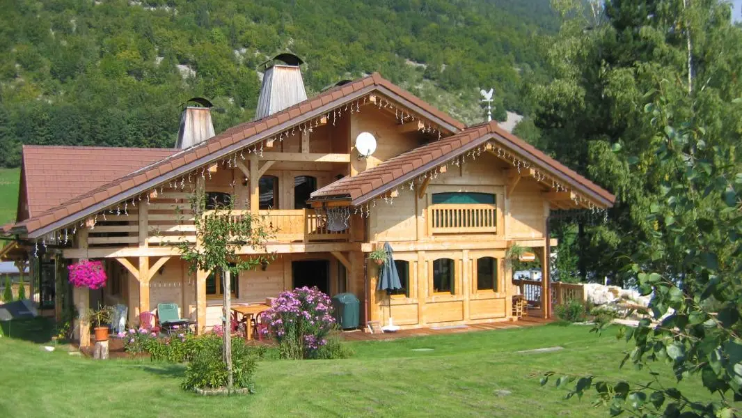 L'espace détente devant le chalet en été