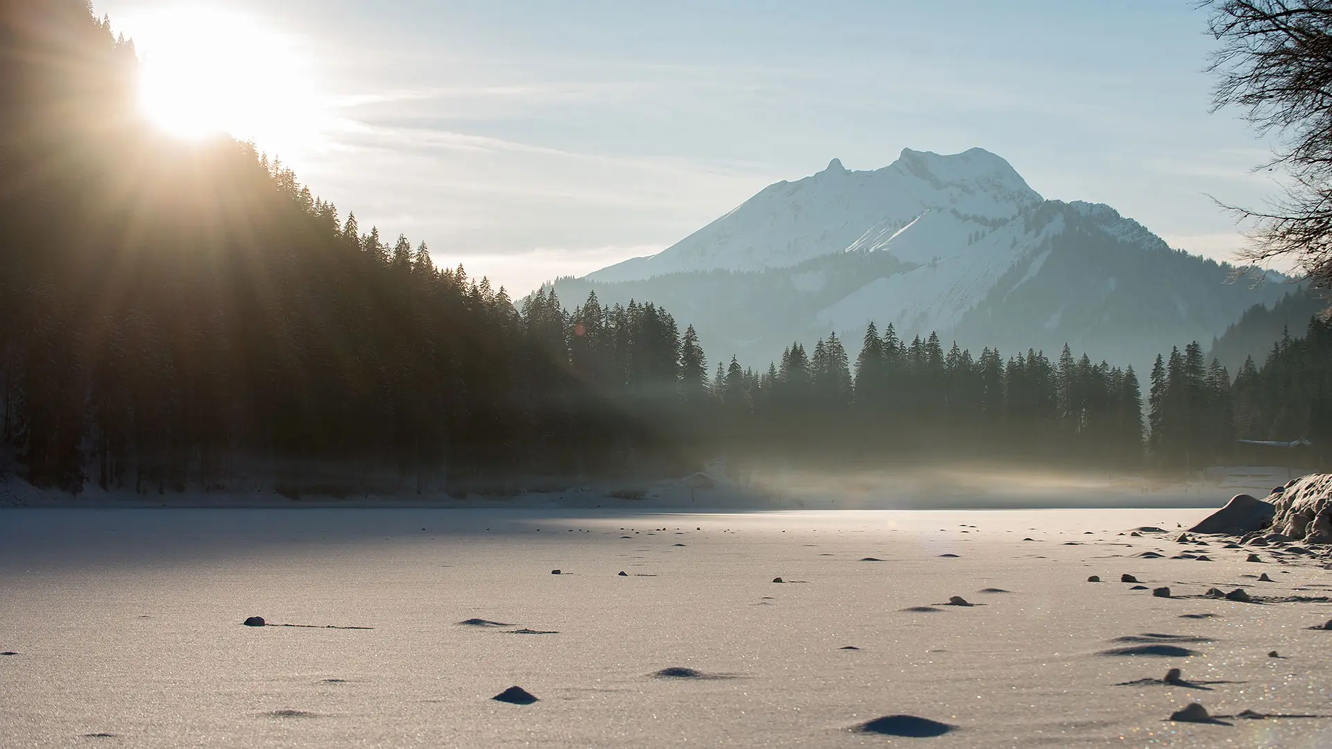 Le Lac de Montriond et le Roc d'Enfer