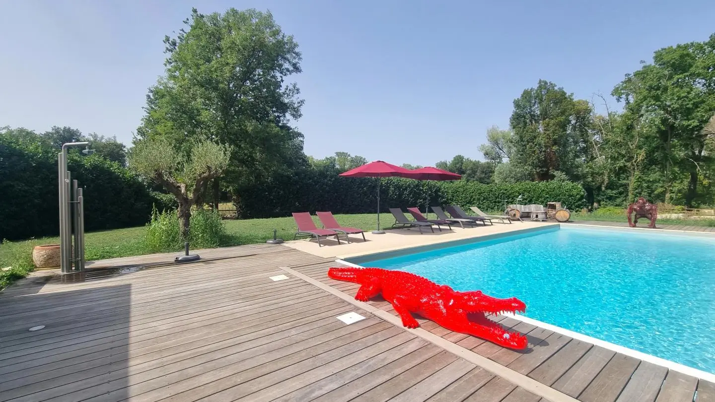 Piscine commune avec les hébergements insolites & le gite : bains de soleil, parasols, salon de jardin, ...