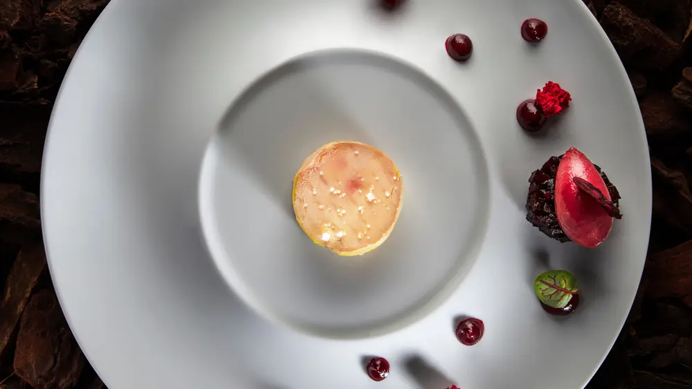 Le foie gras de canard mi-cuit, betterave tout en fraîcheur, toasts briochés