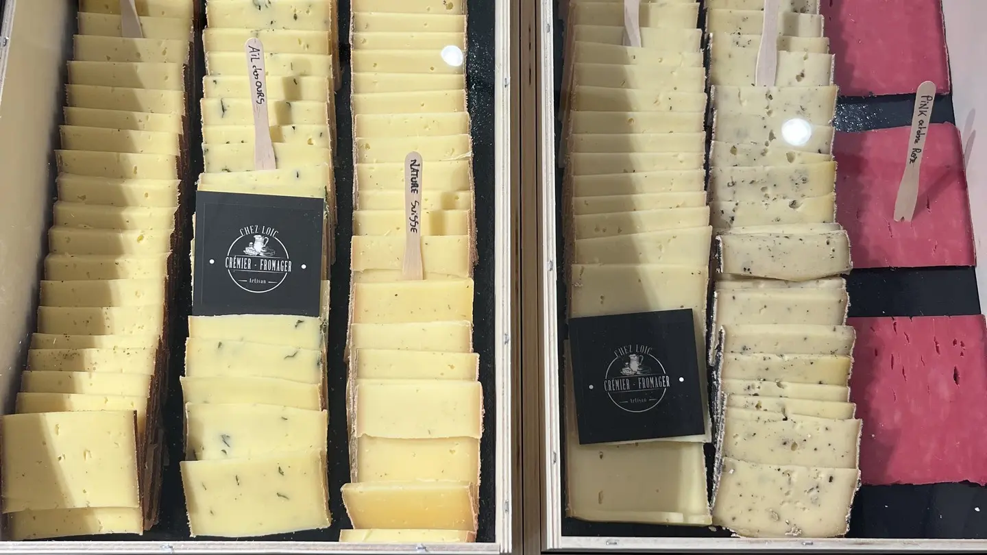 Cheese and dairy shop Chez Loïc Fromagerie in Mouriès Cheese box