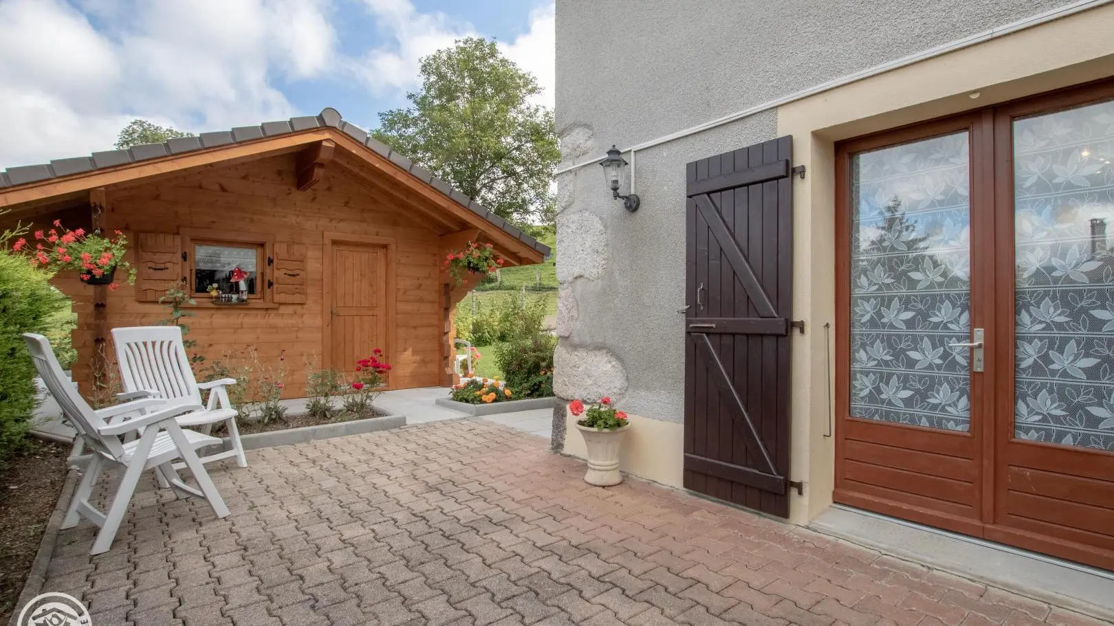 Vos fauteuils ? Vous pouvez les installer sur la terrasse ou sur la pelouse à droite du petit chalet.