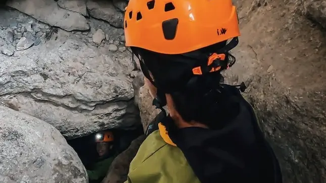 Exploration sportive encadrée par un guide expérimenté.