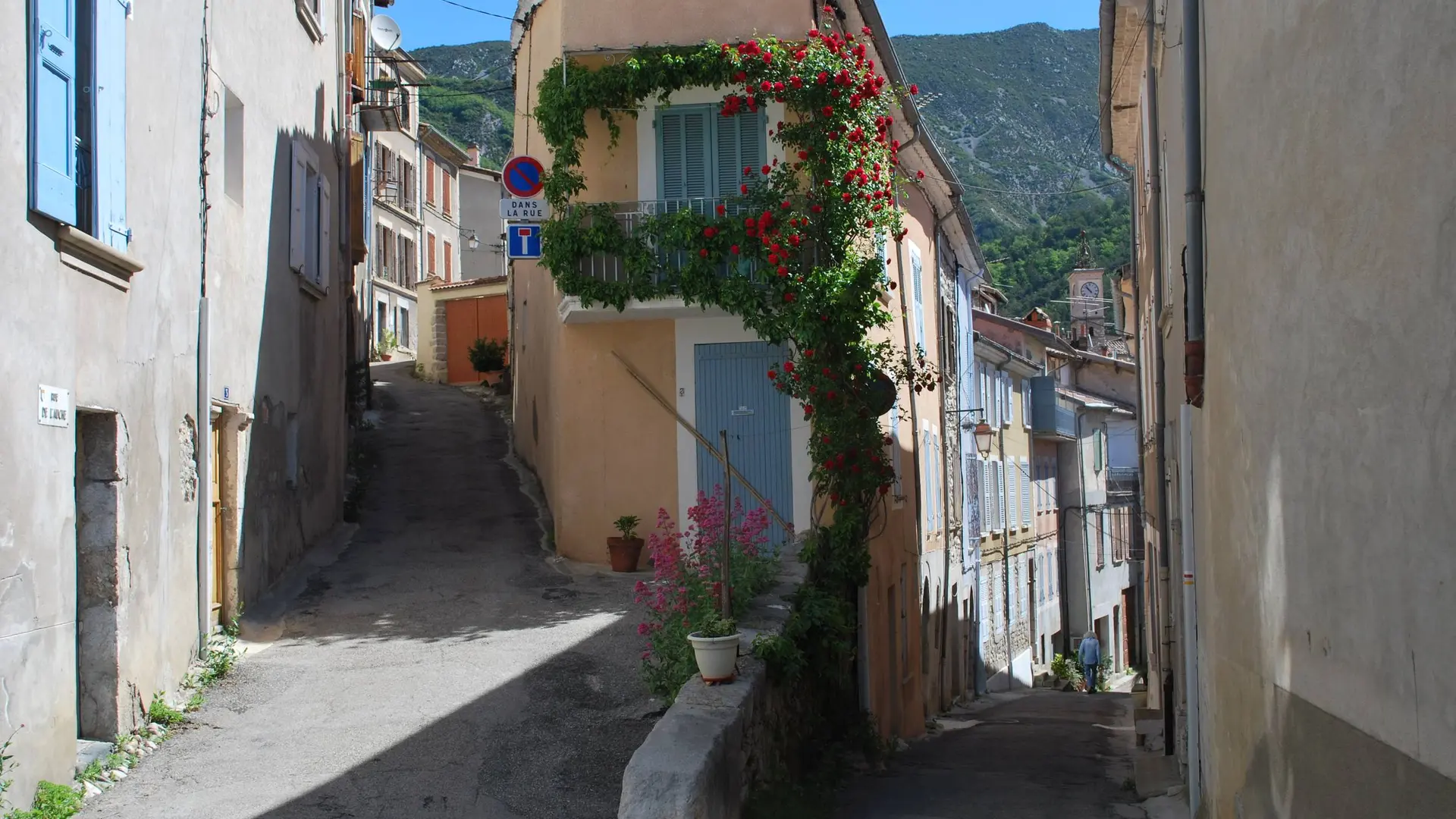 Ruelles du village de Serres