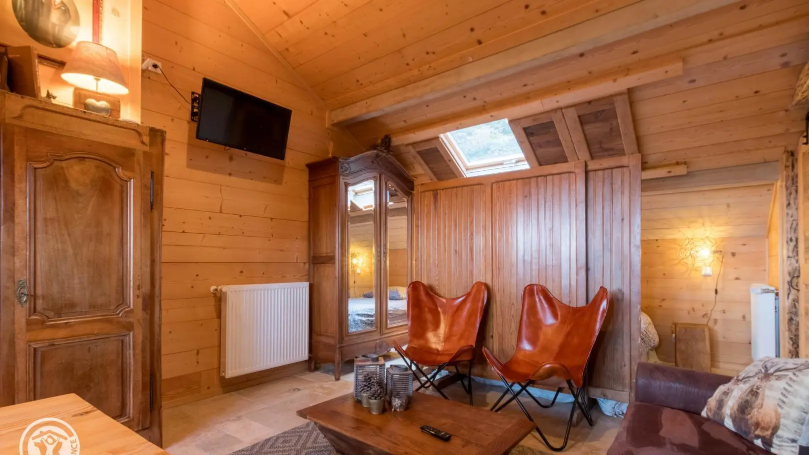 Espace détente et coin nuit derrière la séparation