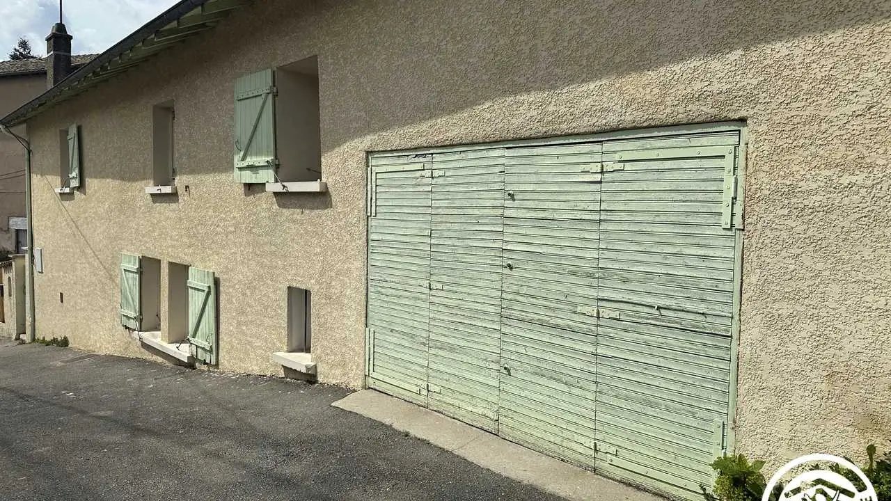 Stationnement possible devant porte de garage