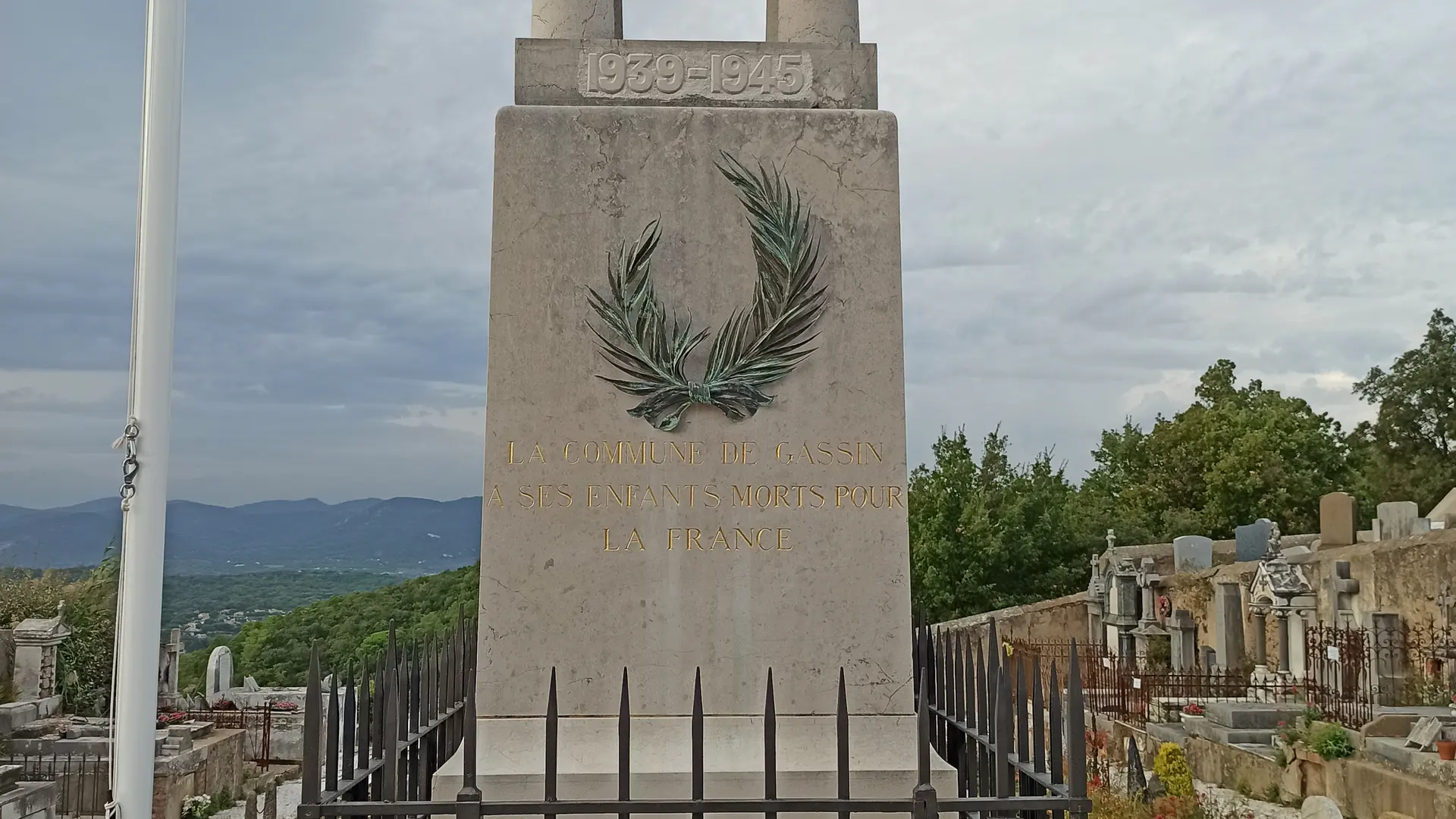 Monument aux morts de Gassin au cimetière de Gassin - https://gassin.eu