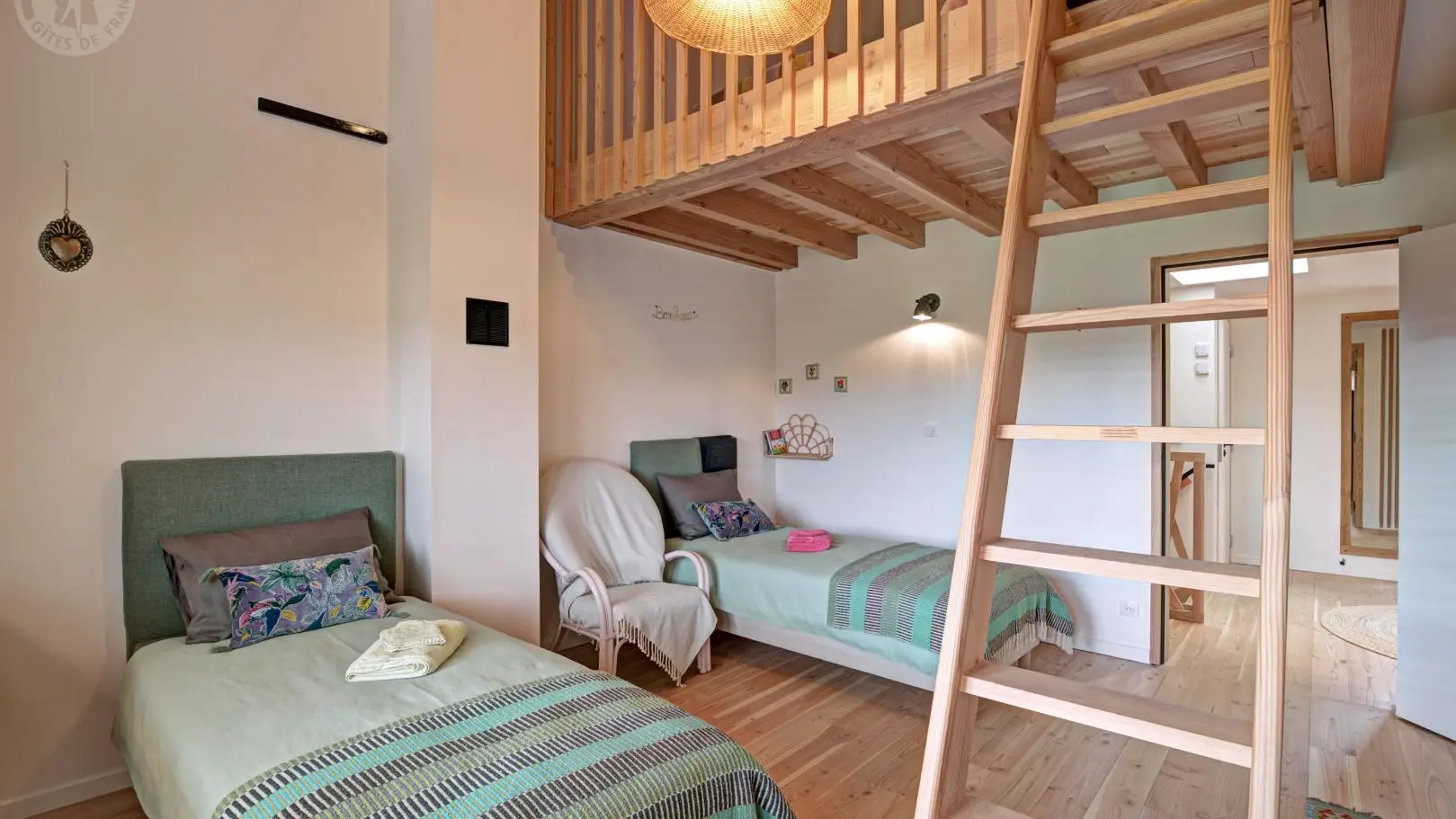 Chambre familiale Sérénité, couchage modulable simple ou double 90X200 ou 180X200, fauteuil, livres