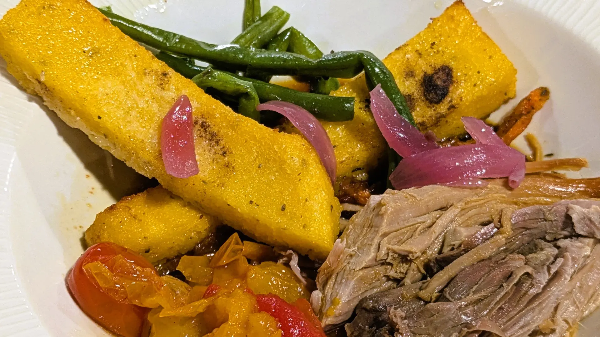 Effiloché de porc aux épices, légumes rotis