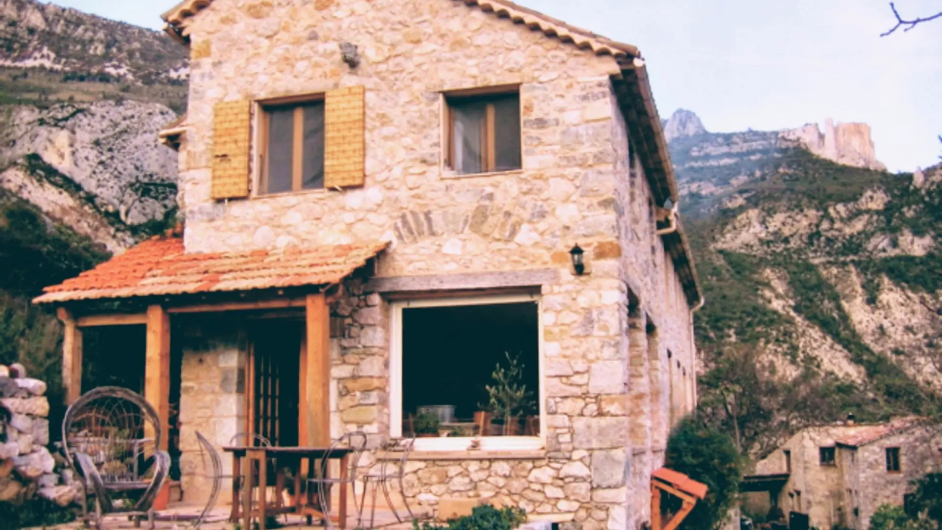 La terrasse et l'accés véranda.