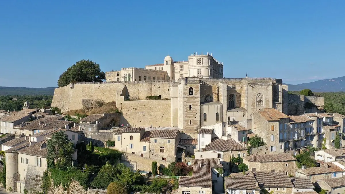 GRIGNAN VILLAGE PRESERVE A 33 KM DU DOMAINE