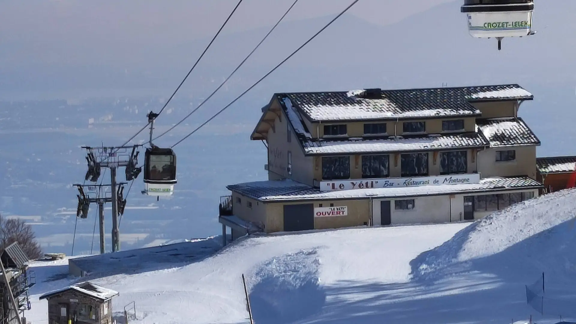 Le restaurant le Yéti et sa vue sur la chaîne des Alpes