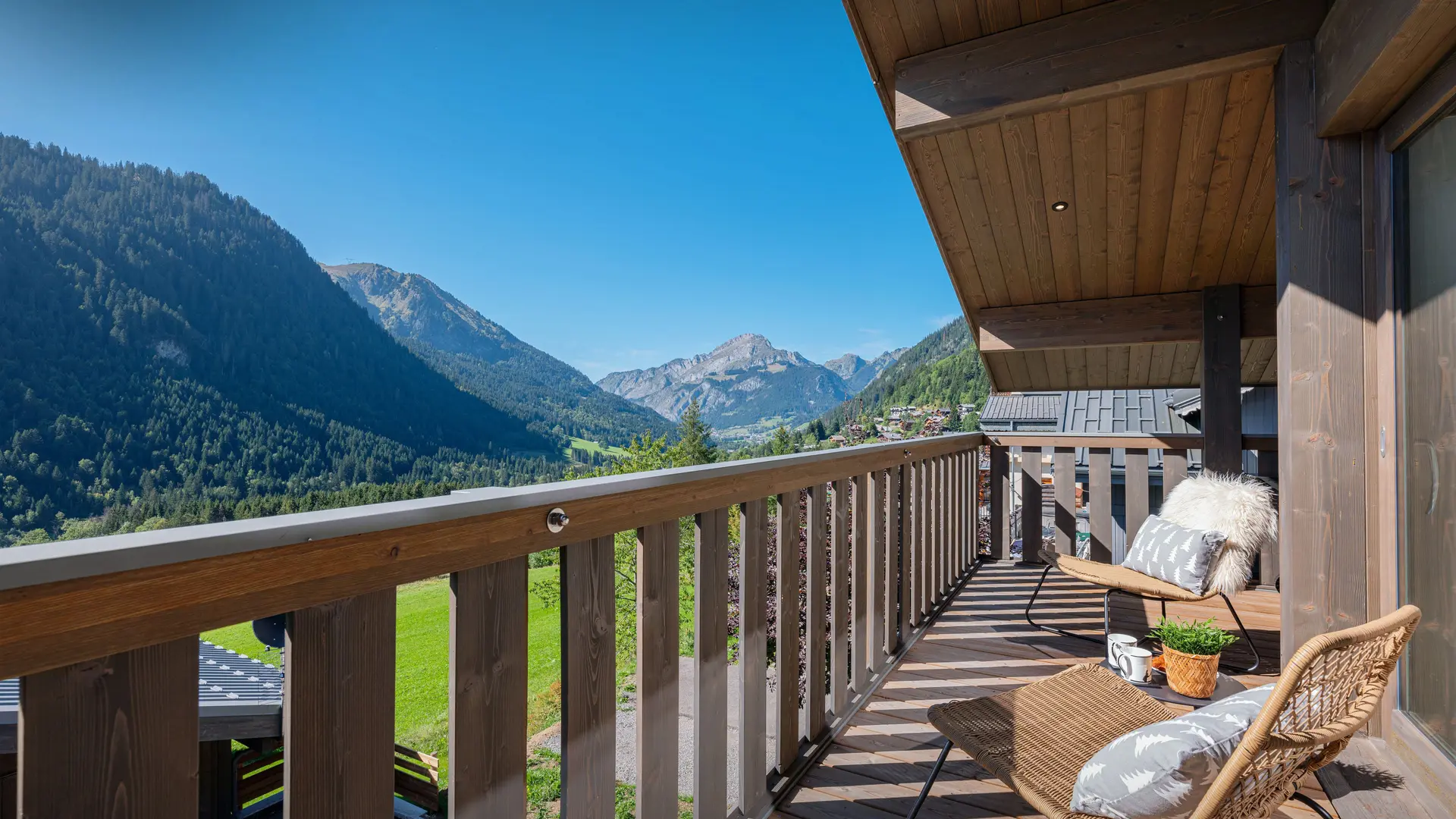 Balcon avec salon de jardin et vue sur les montagnes et la vallée