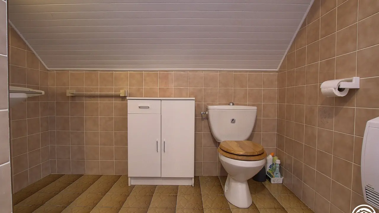 Salle d'eau au 2ème étage avec WC intégré