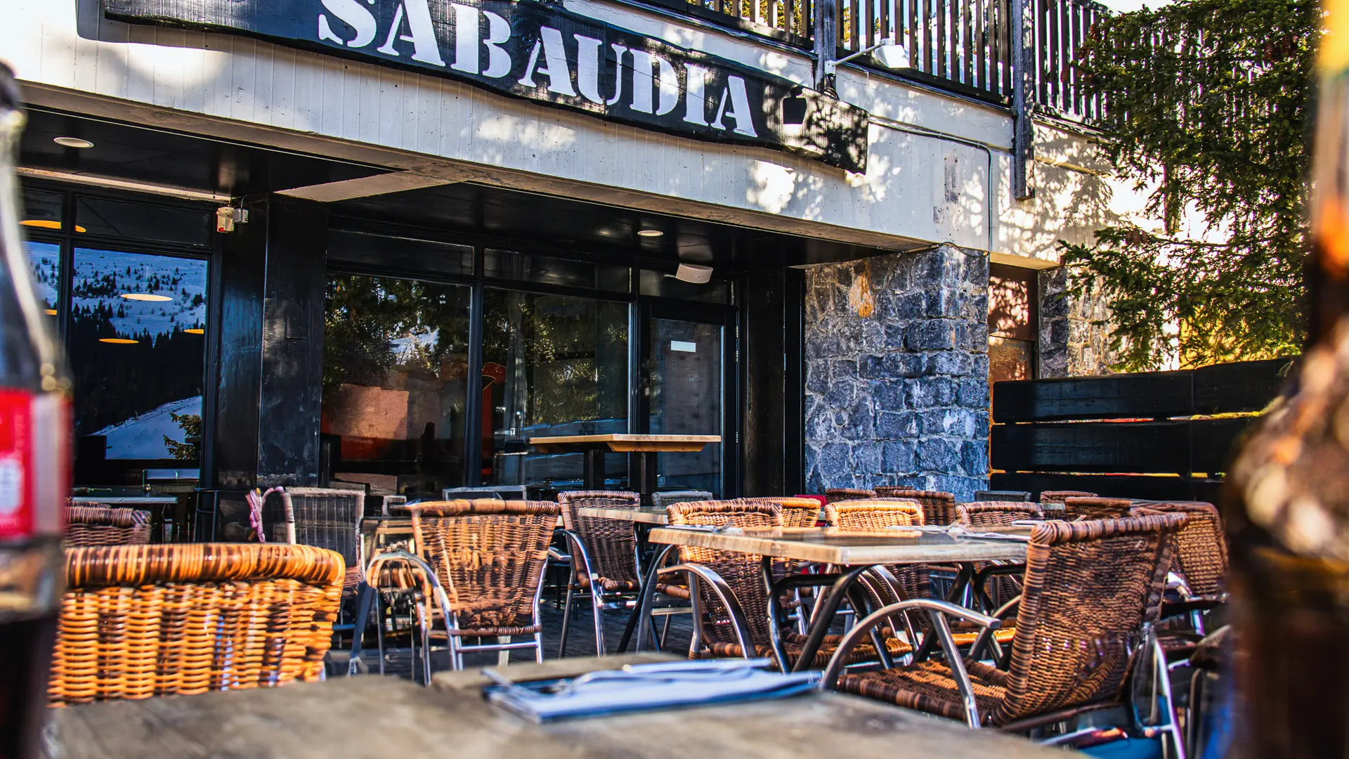 La terrasse extérieure du Sabaudia avec une vue sur la devanture