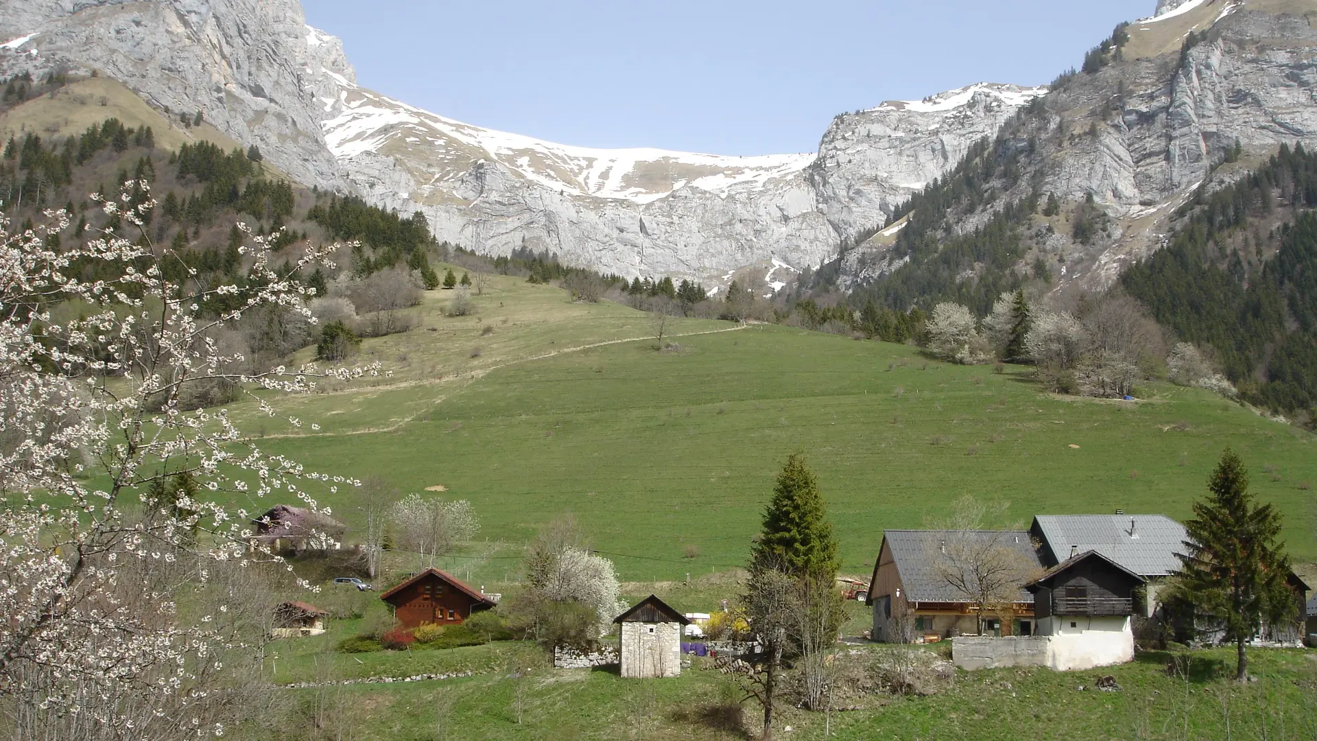 Vue sur le village et le Massif de la Tournette