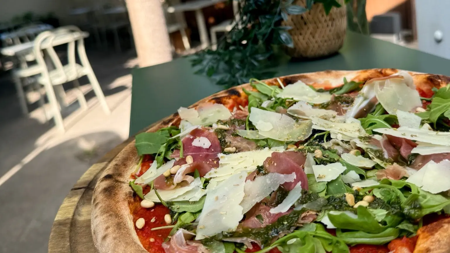 Enzo Pizza_L'Isle-sur-la-Sorgue roquette parmesan en terrasse