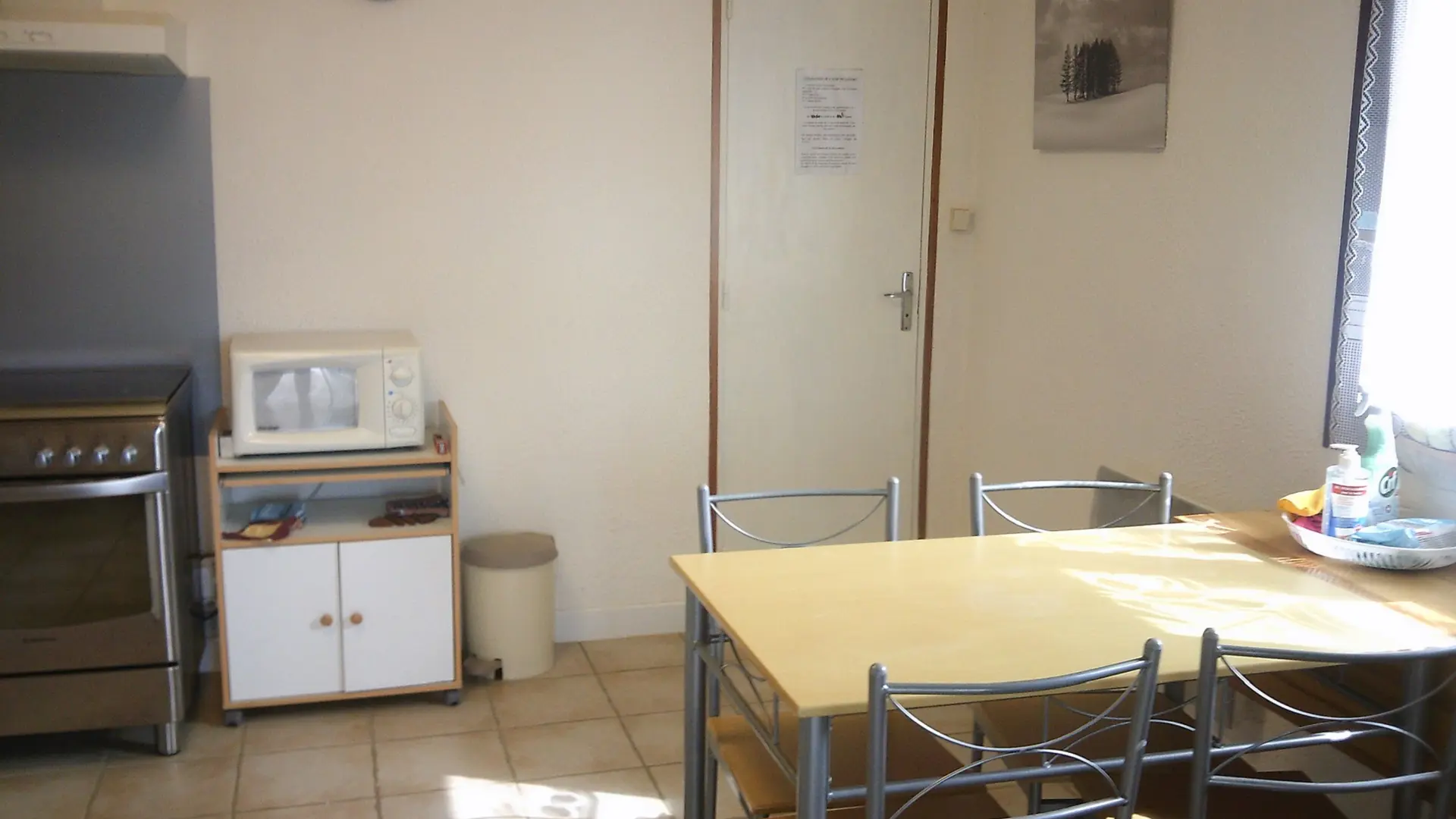 Cuisine coin repas et entrée salle d'eau