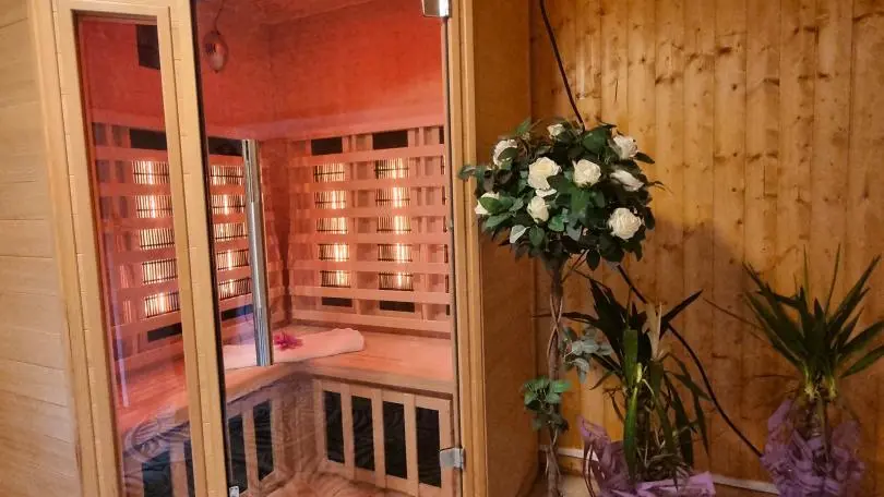 Espace bien-être avec sauna infrarouge pour deux personnes.