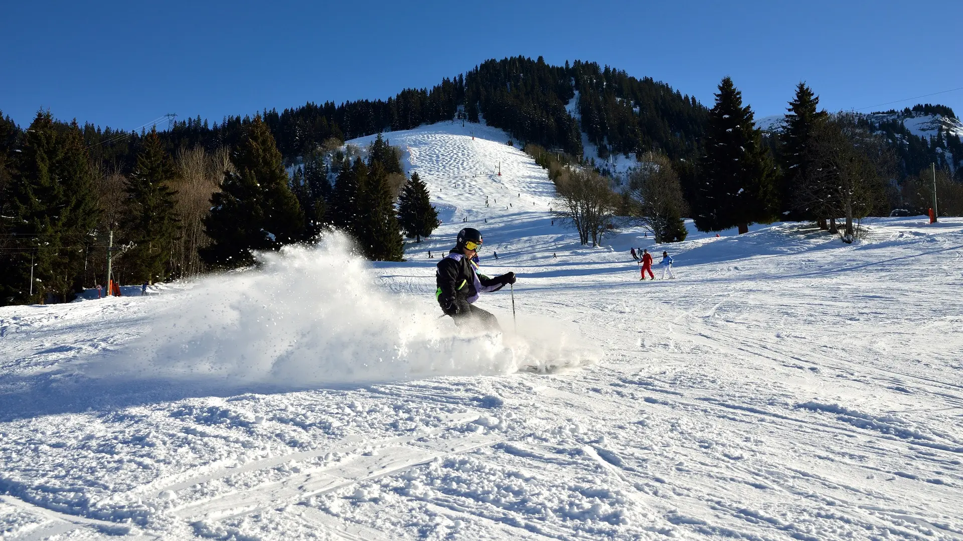Skieur en descente sur la piste du Grand tour