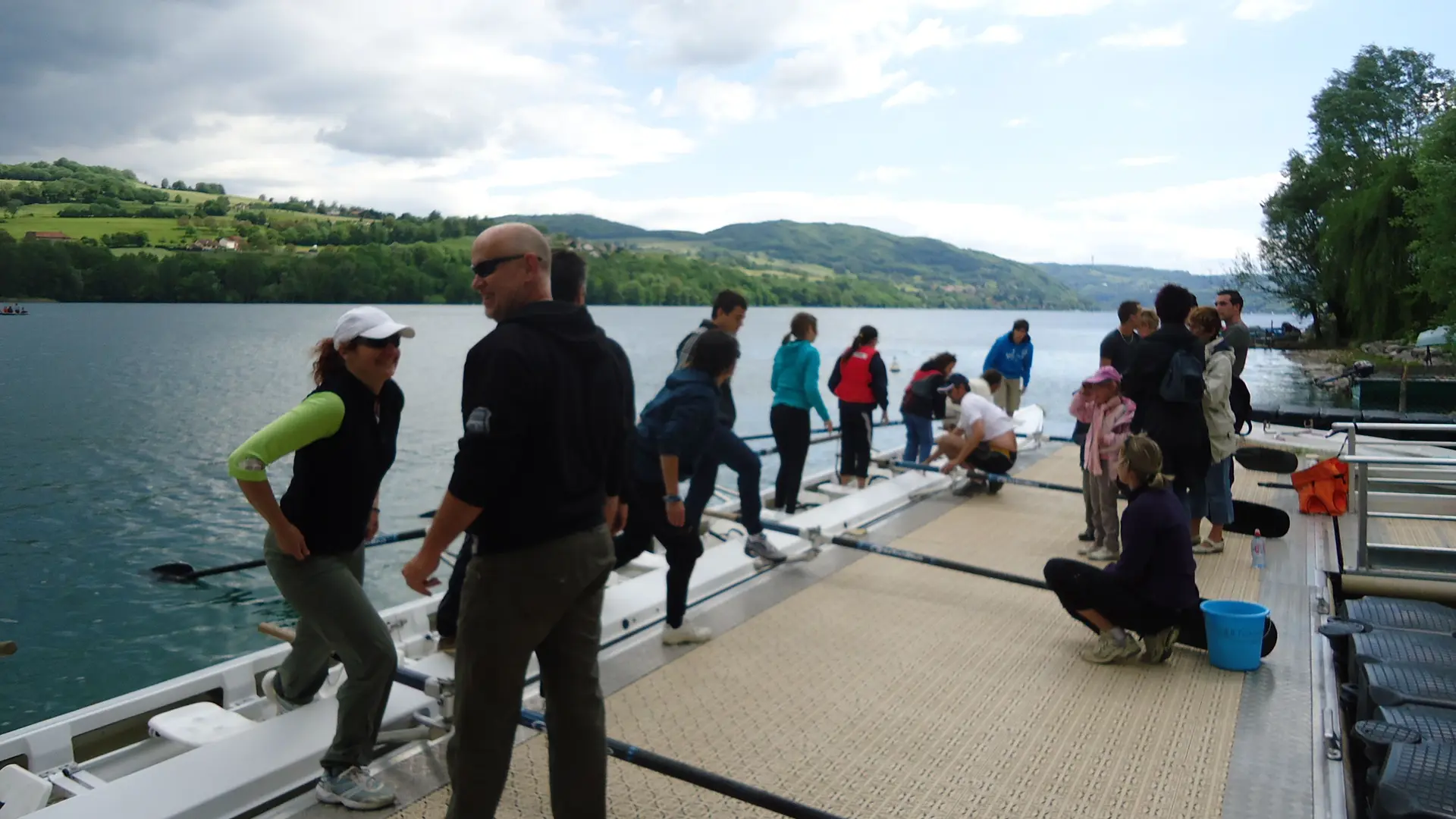 Groupes sur le départ du ponton du club d'aviron