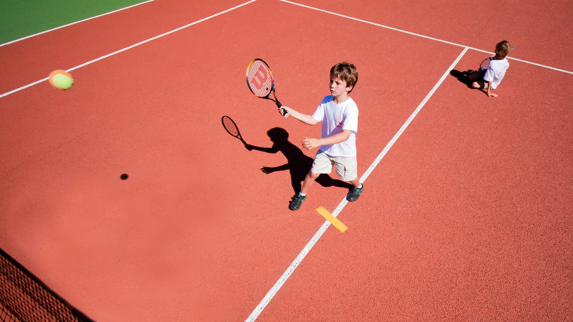 Enfants jouant au tennis