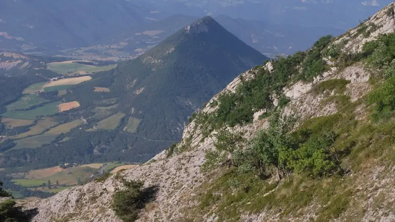 Vue sur la crête de Maraysse et le Rosanais