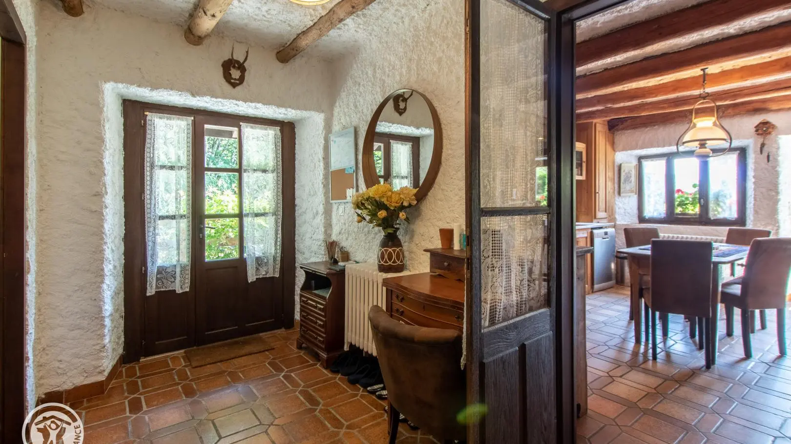 Dégagement donnant accès à l'extérieur et à l'escalier