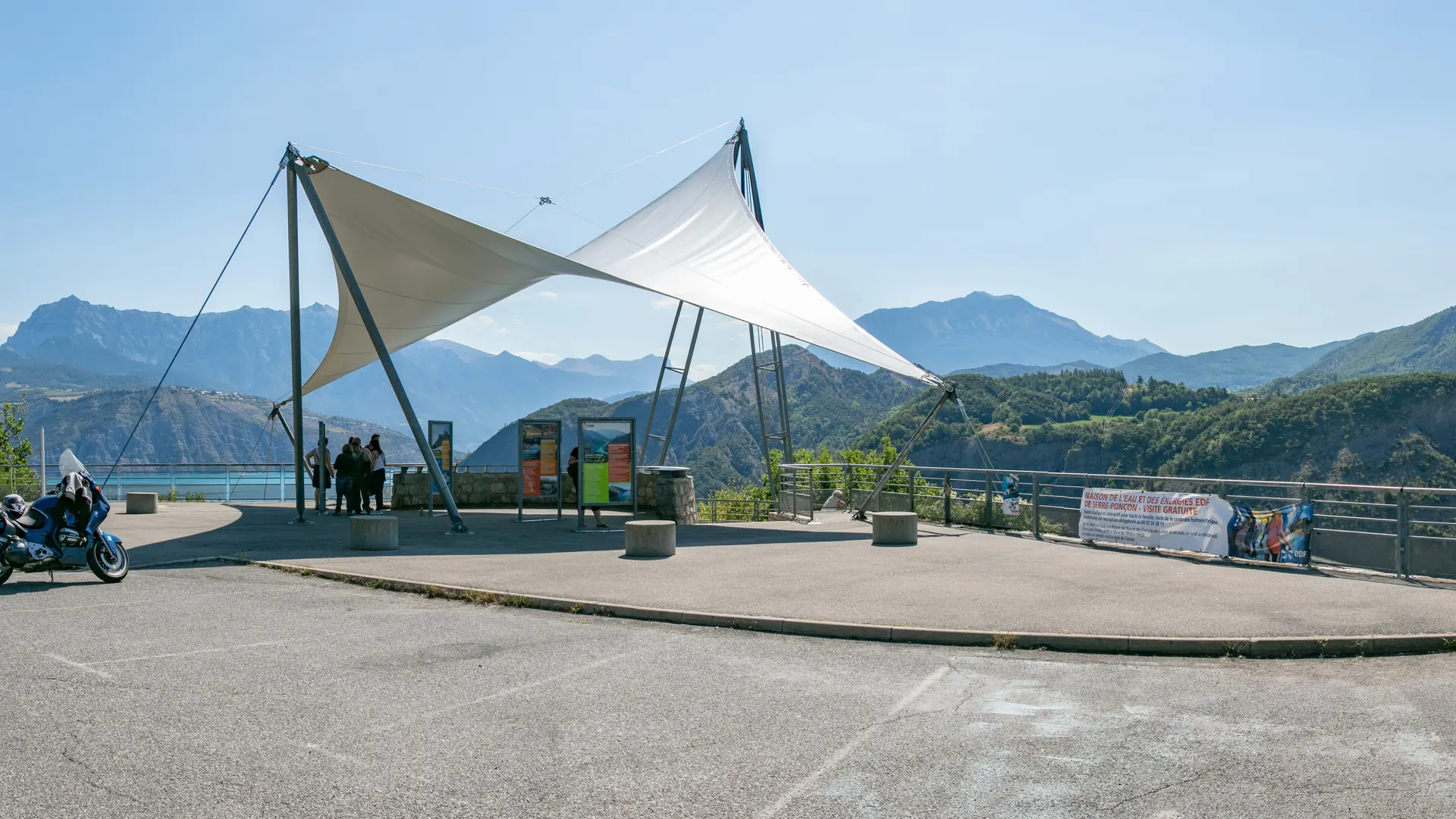 Parking au Belvédère du barrage de Serre-Ponçon