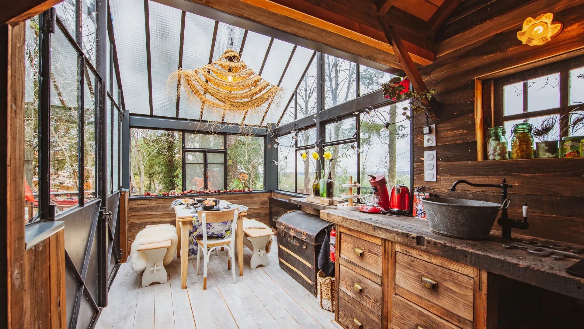 Cabane verrière surplombant le bassin – Nuit insolite en Auvergne-Rhône-Alpes Relaxation et intimité garanties pour un séjour en amoureux, au cœur de la Loire, dans un cadre naturel et paisible.