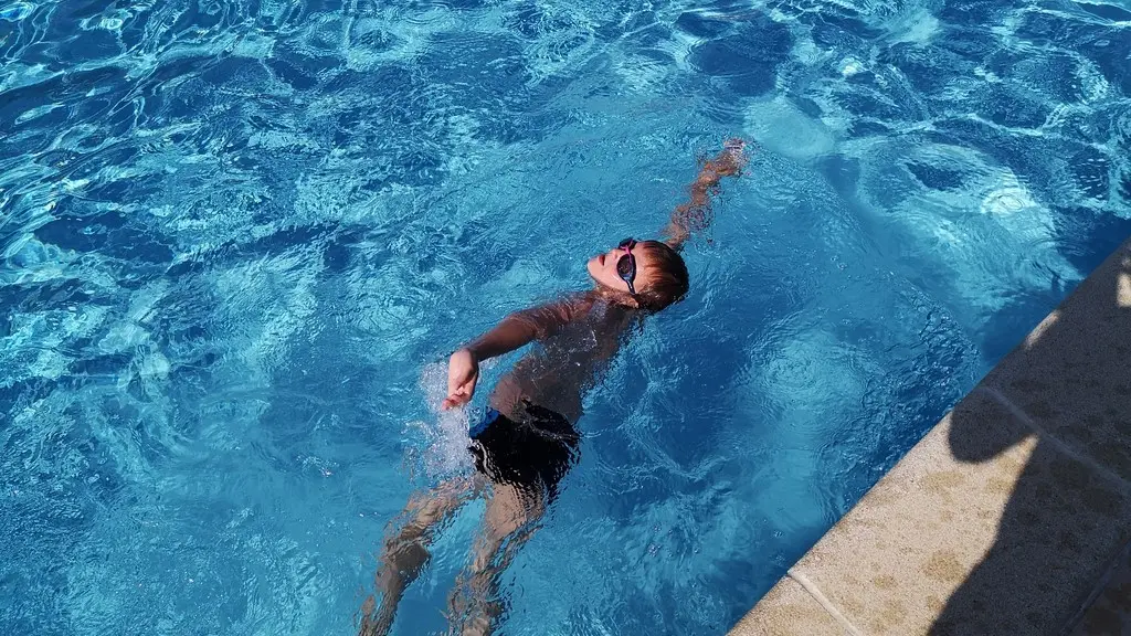 Enfant qui nage en piscine