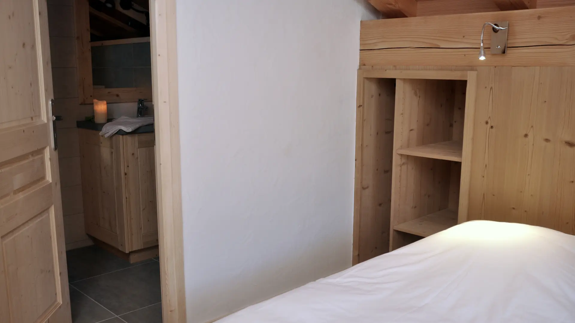 Chambre avec salle d'eau attenante