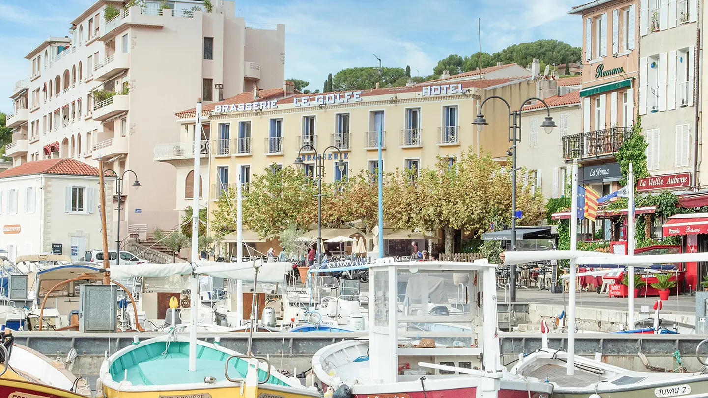 Façade hôtel Le Golfe sur le port à Cassis