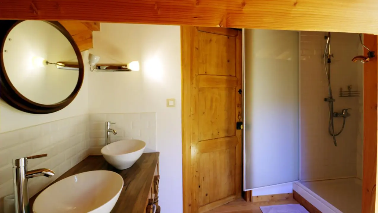 Salle d'eau avec douche - à l'étage