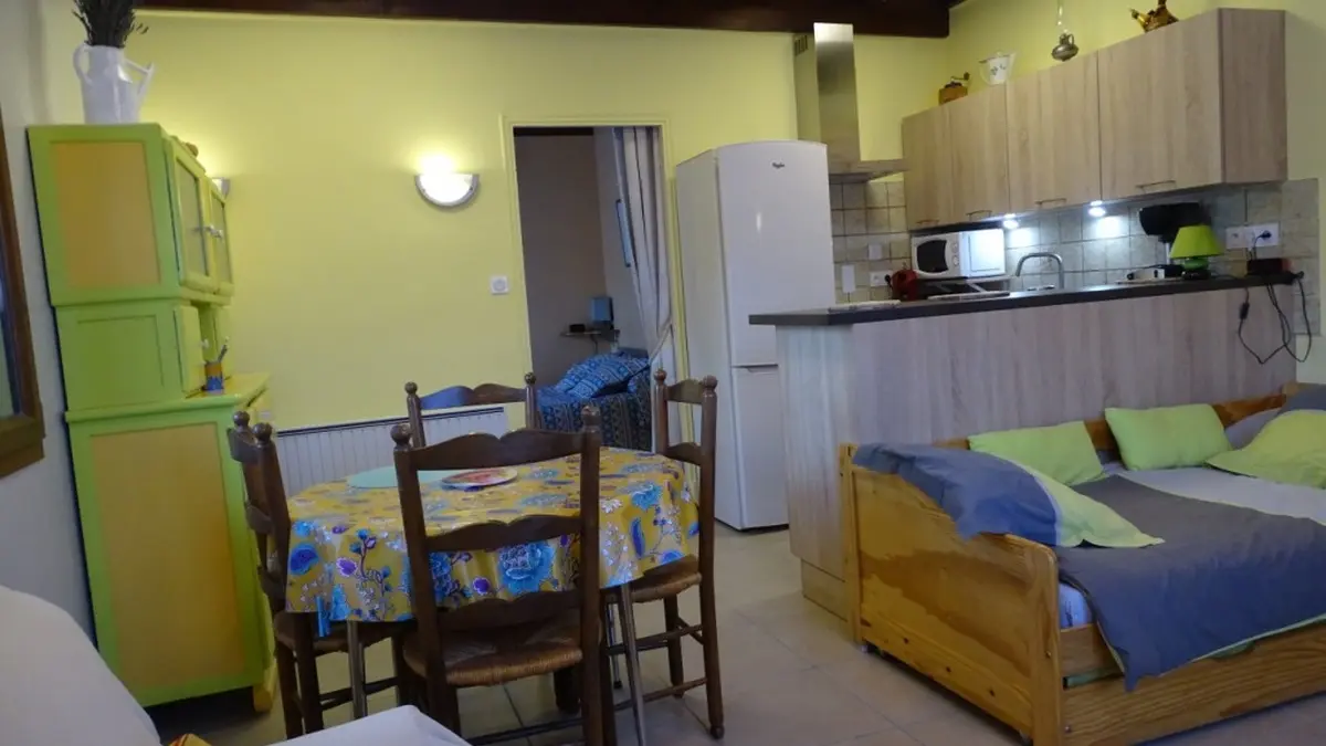 Lits d'appoint et vue coin cuisine