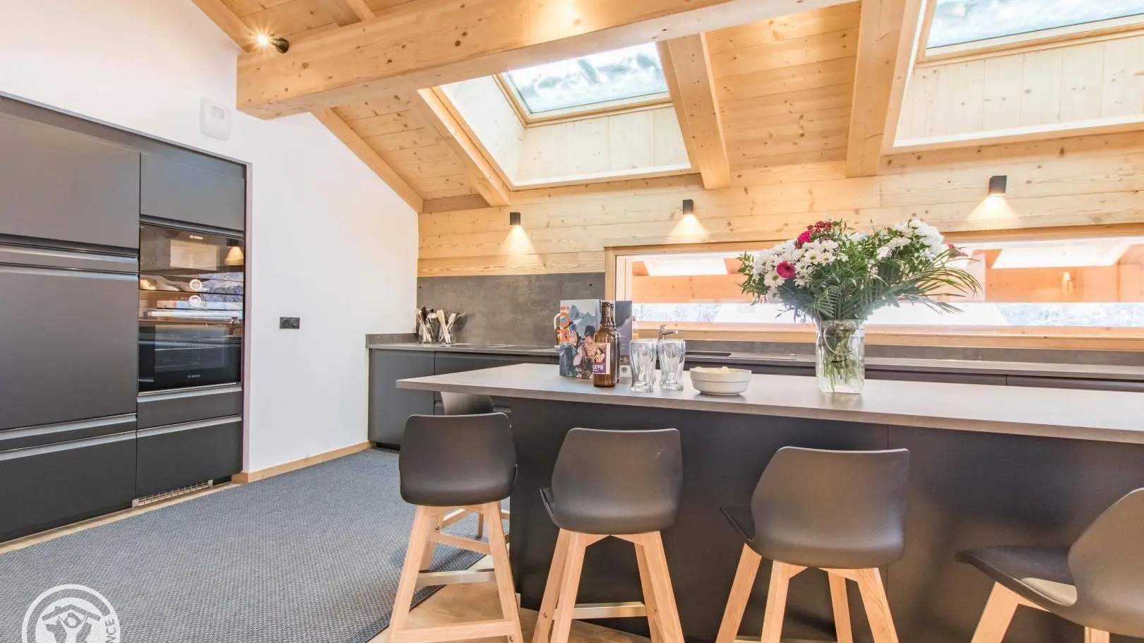 Grand îlot dans la cuisine et ses 6 places assises