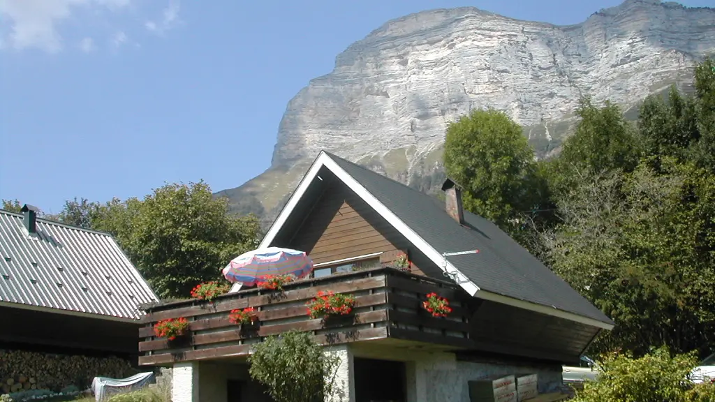 Le chalet avec La Dent de Crolles dans le Parc de Chartreuse