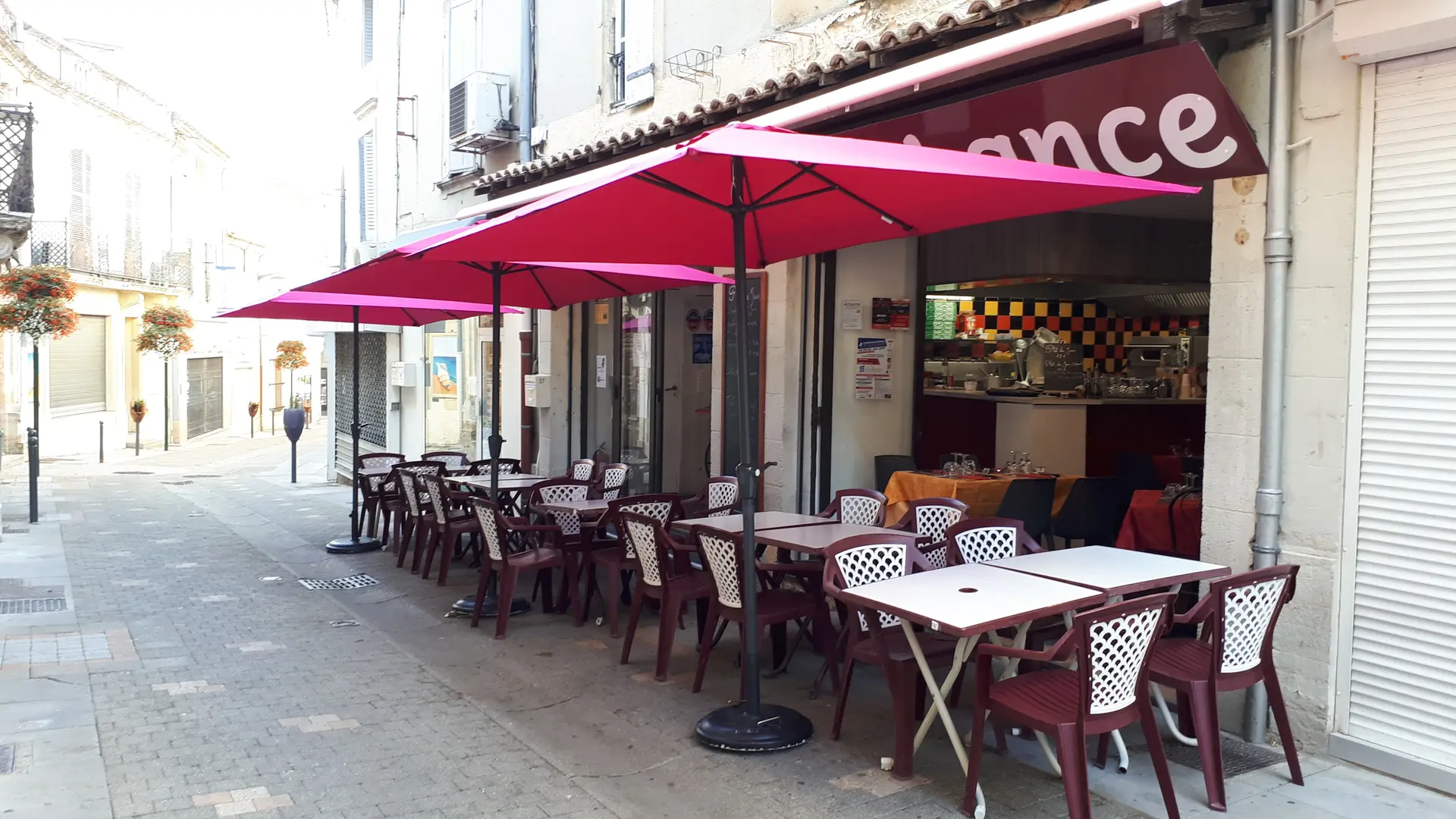 Terrasse et rue - La pause de la Lance