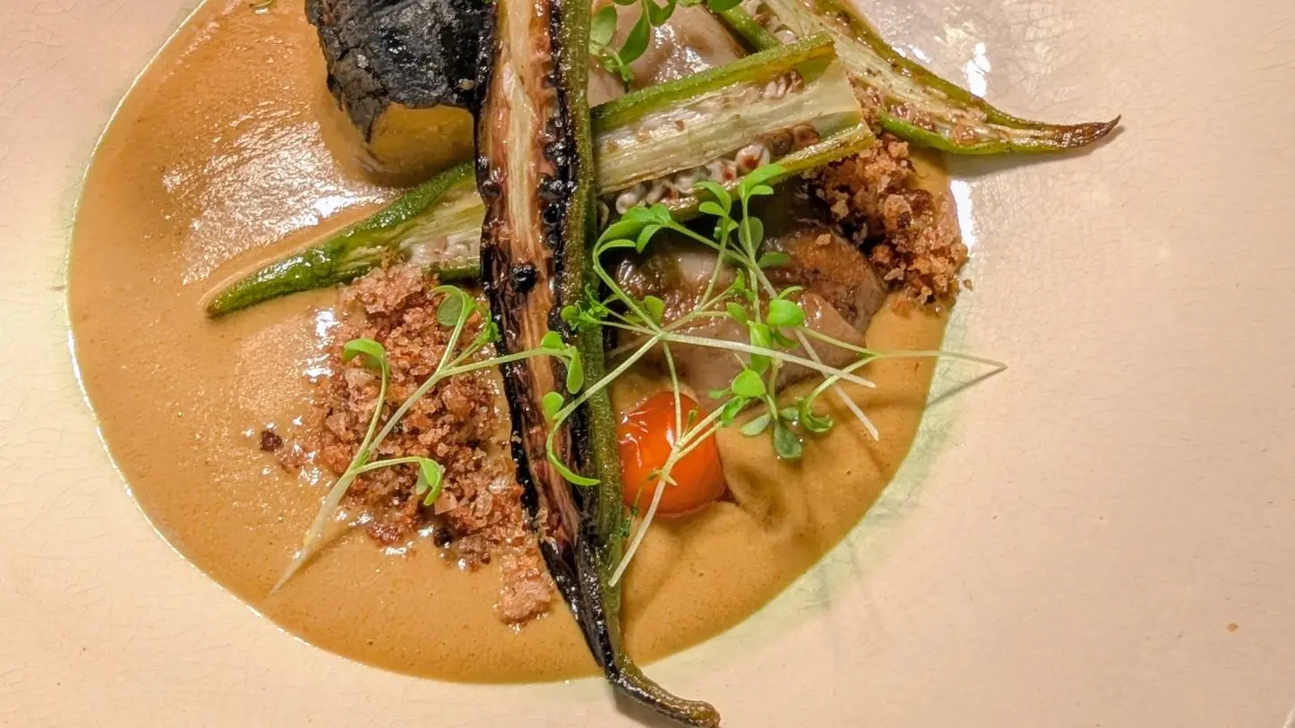 assiette avec des légumes frais grillés en sauce