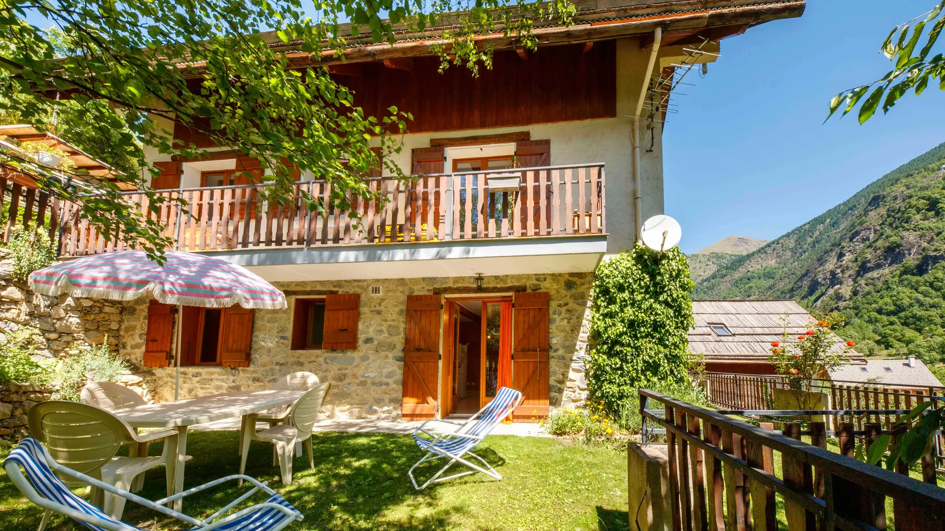 Gîte Les Cerisiers-Mobiliers de jardin-Saint-Étienne-de-Tinée-Gîtes de France des Alpes-Maritimes