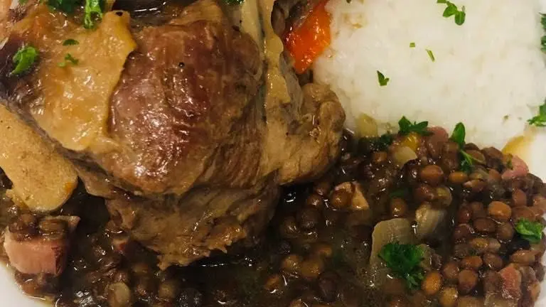 Jarret d'agneau 700gr servi avec du riz et des lentilles