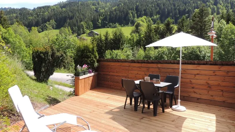Terrasse avce salon de jardin et parasol/Patio with garden furniture and a parasol-Duche n°101-Le Grand-Bornand