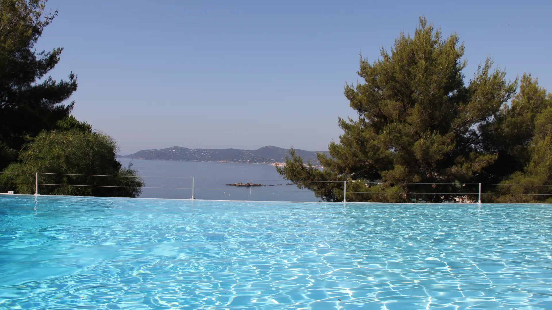 Piscine face à la mer