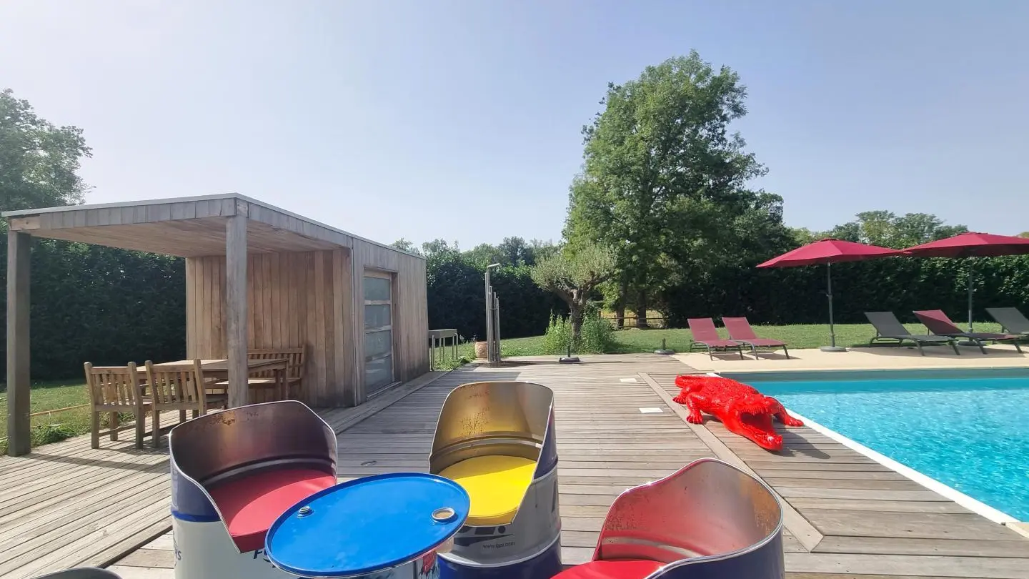 Piscine commune avec les hébergements insolites & le gite : bains de soleil, parasols, salon de jardin, ...