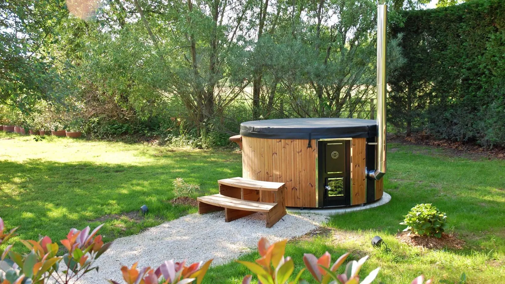 Bain nordique : détendez-vous dans un bain d'eau pure en plein air, chauffé au bois : option payante sur réservation 40? par bain.