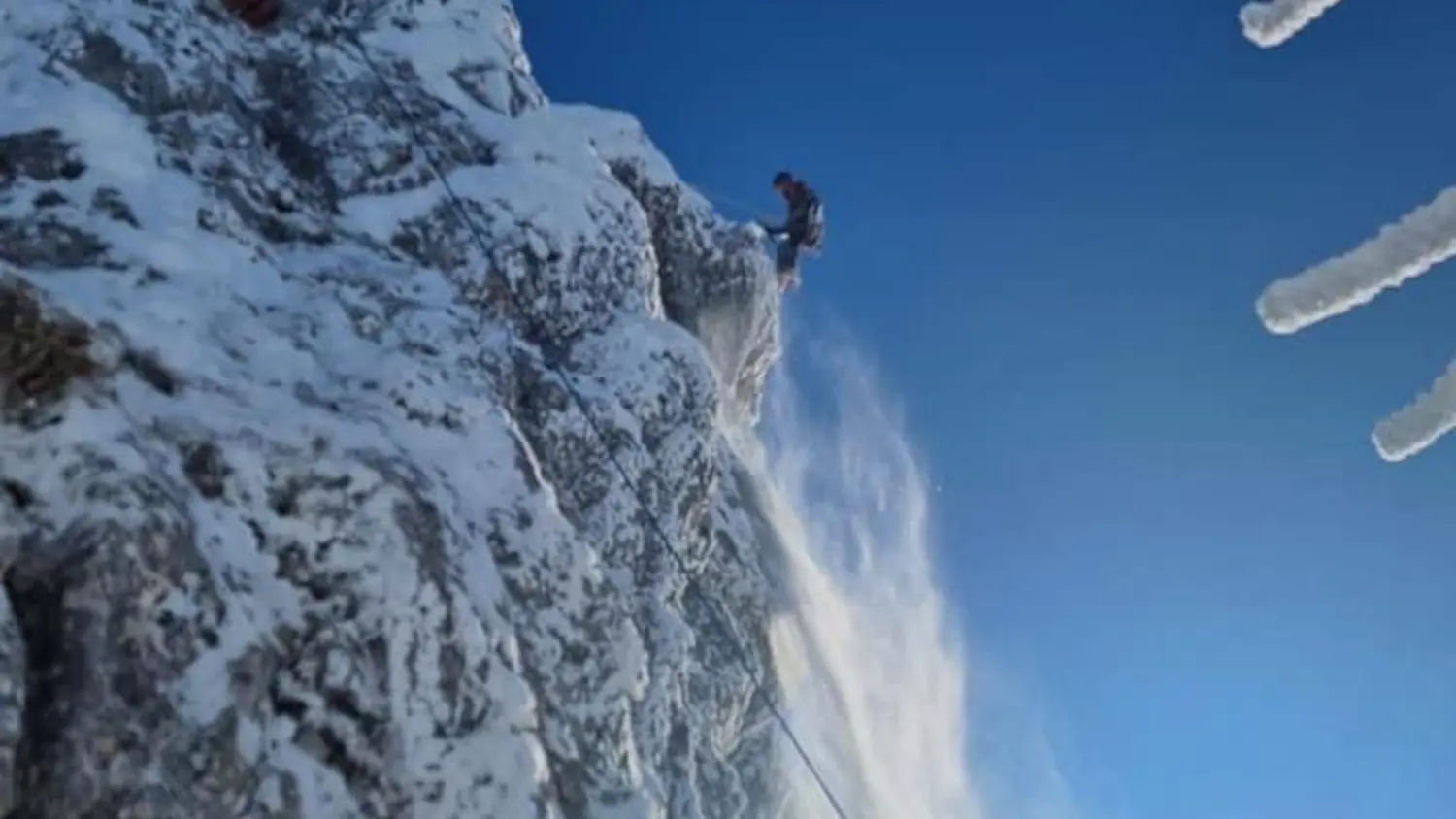 grimpeur sur la barre équipée des habères