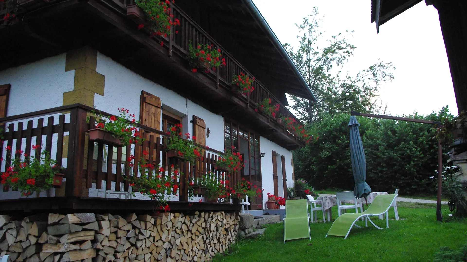 vue façade de la ferme et jardin