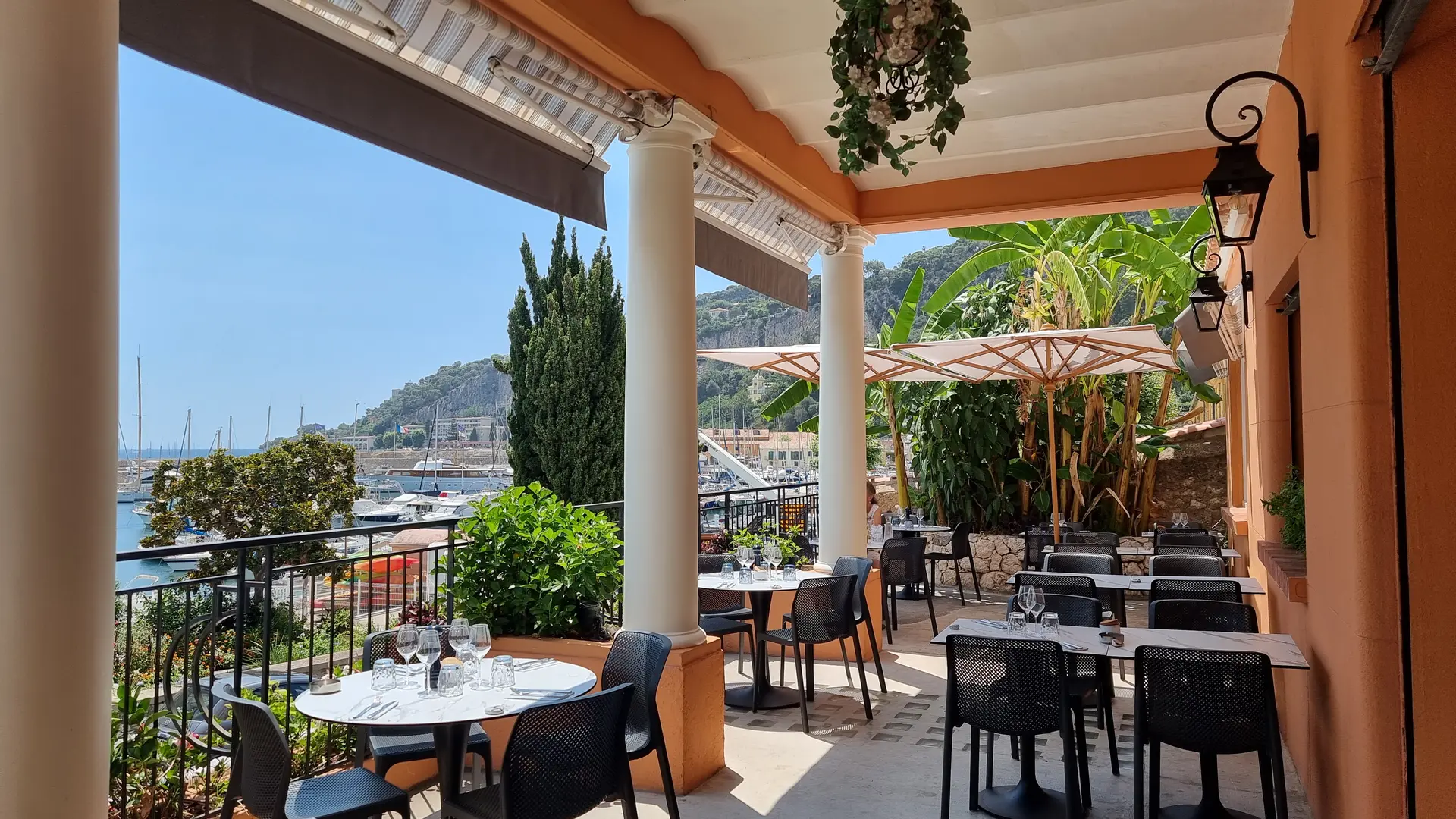 Terrasse vue sur le port de la Darse