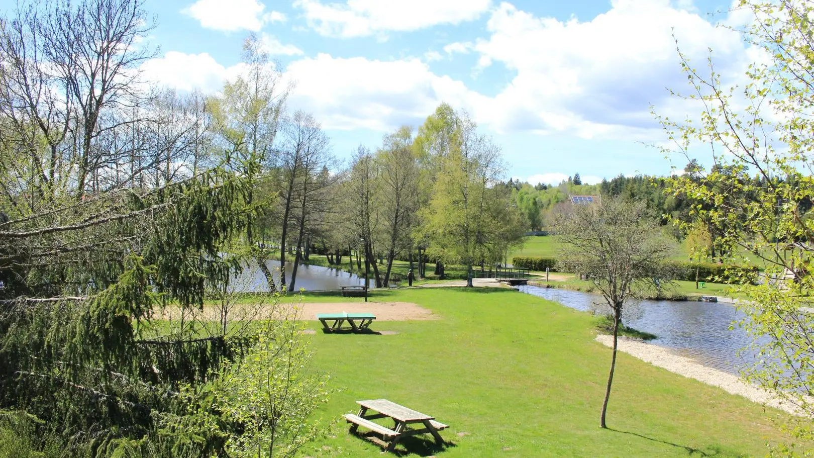 Plan d'eau à saint Bonnet le château